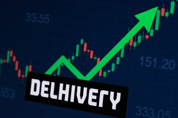 Stock Market: अच्छी खबरों और संकेतों की भरमार, क्या फिर से बुल रन के लिए तैयार है बाजार?Stock Market: अच्छी खबरों और संकेतों की भरमार, क्या फिर से बुल रन के लिए तैयार है बाजार? Stock Market Bull Run: भारत समेत दुनिया भर के शेयर बाजारों में पिछले कुछ महीनों से काफी अस्थिरता और गिरावट देखने को मिल रही थी। इसकी वजह अमेरिकी राष्ट्रपति डोनाल्ड ट्रंप का टैरिफ वॉर और अलग-अलग हिस्सों में भूराजनीतिक तनाव था। हालांकि, अब स्थिति कुछ हद वापस सामान्य होती दिख रही है। इससे दुनियाभर के शेयर बाजारों में वापस तेजी आ रही है। ऐसे में सवाल उठता है कि क्या शेयर बाजार बुल रन के लिए तैयार हो गए हैं? इसका जवाब जानने के लिए कुछ बातों पर गौर करना होगा। दुनिया भर के शेयर बाजार में तेजी की वजह? ट्रंप ने व्यापार और निवेश समझौतों पर नरम रुख अपनाने का संकेत दिया है। इससे अमेरिका-चीन संबंध में अस्थायी नरमी आई है। वॉल स्ट्रीट इसका जश्न मना रहा है। S&P 500 अब 5,958 के स्तर पर है, जो फरवरी के उच्चतम स्तर 6,148 से केवल 3% नीचे है। वहीं, भारत की बात करें, तो NSE Nifty इंडेक्स ने भी वापसी की है। यह अब अपने उच्चतम स्तर से लगभग 5% नीचे है। बीते एक महीने में अधिकांश वैश्विक सूचकांकों ने बढ़त दर्ज की है, जिसमें टेक्नोलॉजी-प्रधान Nasdaq सबसे बेहतर प्रदर्शन करने वाला इंडेक्स रहा है। दुनिया भर के इंडेक्स में उछाल इंडेक्स 1 महीना (%) YTD (%) Dow 8.97% 0.26% S&P-500 12.79% 1.30% Nasdaq 17.96% -0.52% DAX 12.08% 19.38% FTSE 100 4.94% 6.26% CAC 40 8.25% 6.86% Nikkei 225 8.71% -5.37% Shanghai Composite 2.77% 0.47% Hang Seng 9.11% 16.38% Taiwan 12.63% -5.17% KOSPI 5.78% 9.48% Nifty 4.90% 5.82% BSE Sensex 4.81% 5.36% भारत में विदेशी निवेशकों की वापसी भारत में विदेशी संस्थागत निवेशक (FII) अब शुद्ध खरीदार बन गए हैं। इससे बाजार की धारणा को बल मिला है। साल की पहली तिमाही में ₹1.16 लाख करोड़ से अधिक की बिकवाली के बाद अप्रैल और मई में अब तक लगभग ₹23,000 करोड़ का निवेश किया गया है। इस तेजी के चलते Bharti Airtel और JSW Infrastructure जैसे बड़े ब्लॉक डील भी बाजार में लौटे हैं। इसी बीच, प्राइमरी मार्केट में भी सुधार के संकेत मिले हैं। नए वित्त वर्ष का पहला मेनबोर्ड IPO Ather Energy सफलतापूर्वक बंद हुआ है। भारतीय बाजार में FPI का ट्रेड महीना नेट फ्लो (₹ करोड़ में) जनवरी -78,027 फरवरी -34,574 मार्च -3,973 अप्रैल 4,223 मई 18,620 क्या यह तेजी जारी रह सकती है? यह सवाल कई निवेशकों के मन में है। इसका जवाब जानने के लिए कुछ बातों का समझना जरूरी है: ट्रंप का नरम रुख अमेरिकी राष्ट्रपति डोनाल्ड ट्रंप ने शुरू में आक्रामक टैरिफ नीति से वैश्विक बाजारों को चौंका दिया था। लेकिन अब यह स्पष्ट हो रहा है कि यह कदम अन्य देशों को वार्ता की मेज पर लाने की रणनीति का हिस्सा था। ब्रिटेन के साथ व्यापार समझौता और चीन के साथ 90 दिन की नरमी यह बताती है कि अमेरिका टैरिफ और रियायतों की मांग जारी रखेगा, लेकिन बड़ी सप्लाई चेन गंभीर रूप से बाधित नहीं होंगी। हाल ही में प्रस्तावित दवा मूल्य निर्धारण बिल को भी कमजोर कर दिया गया है। इससे संकेत मिलता है कि ट्रंप की ओर फिलहाल कोई ऐसा बड़ा कदम नहीं उठने वाला है, जिसका शेयर बाजारों पर कोई प्रतिकूल प्रभाव पड़े। हालांकि, मामूली उतार-चढ़ाव वाले कदमों से इनकार नहीं किया जा सकता। अमेरिका की रेटिंग में कटौती Moody’s ने शुक्रवार को अमेरिका की संप्रभु रेटिंग को Aaa से घटाकर Aa1 कर दिया और आउटलुक को ‘नकारात्मक’ से बदलकर ‘स्थिर’ कर दिया। यह पहलू बेशक नकारात्मक है, लेकिन अमेरिका की बिगड़ती वित्तीय स्थिति को लेकर पहले से ही चिंता थी। इसके कारण पूंजी का प्रवाह डॉलर से सोने की ओर हो गया है। इसलिए शेयर बाजार की प्रतिक्रिया सीमित रह सकती है, क्योंकि ऐसा होने की संभावना पहले से ही थी। भारत तैयार, लेकिन पूरी रफ्तार से नहीं भारतीय रिजर्व बैंक (RBI) ने वैश्विक अनिश्चितताओं का हवाला देते हुए FY26 के लिए भारत की विकास दर का अनुमान 6.7% से घटाकर 6.5% कर दिया है। हालांकि, वैश्विक व्यापार में सुधार के साथ भारत अनुमान से बेहतर प्रदर्शन कर सकता है। RBI पहले ही FY27 में विकास दर 6.7% तक पहुंचने की संभावना जता चुका है। भारत-UK व्यापार समझौते और आपूर्ति श्रृंखला में बदलाव से निर्यात के अवसर बढ़ सकते हैं। भारत का IT सर्विसेज सेक्टर अमेरिकी व्यापार धारणा से जुड़ा हुआ है। इसमें तेजी से सुधार हो सकता है। डील्स मिलते रहे हैं, लेकिन पिछली अनिश्चितताओं के कारण ग्रोथ धीमी रही है। इसमें उछाल भारत की उपभोग-आधारित अर्थव्यवस्था को मजबूती दे सकता है। पूंजीगत व्यय और हाउसिंग मजबूत स्थिति में बुनियादी ढांचे और आवास जैसे प्रमुख विकास चालक मजबूत स्थिति में हैं। FY25 में सुस्ती के बाद सरकार ने FY26 में पूंजीगत व्यय को ₹10.2 लाख करोड़ से बढ़ाकर ₹11.2 लाख करोड़ कर दिया है। हाउसिंग सेक्टर में भी, सुस्ती की आशंकाओं के बावजूद अधिकांश डेवलपर आशावादी बने हुए हैं। Brigade Enterprises की एमडी पवित्रा शंकर ने CNBC-TV18 को बताया, “हम अब भी मिड, अपर-मिड, प्रीमियम और सुपर-लक्जरी सेगमेंट में मजबूत मांग देख रहे हैं और FY26 में 15% की YoY ग्रोथ का अनुमान दे रहे हैं।” Signature Global के सीईओ रजत कथूरिया ने कहा, “NCR में मांग में कोई गिरावट नहीं दिख रही है और हम आगे 20% YoY ग्रोथ की उम्मीद कर रहे हैं। सीमित सप्लाई के चलते कीमतें बढ़ती रहेंगी।” Godrej Properties के सीईओ गौरव पांडे ने कहा, “मीडिया में नकारात्मक बातें हो सकती हैं, लेकिन हमारे नंबर अधिकतर इस बात पर निर्भर करते हैं कि हमें समय पर लॉन्च अप्रूवल मिले। हमने साल का समापन ₹10,000 करोड़ की मजबूत बिक्री के साथ किया है। हमारा व्यापक भौगोलिक विस्तार और विविध पेशकश मजबूत मांग चला रही है।” कंस्ट्रक्शन और इससे जुड़े सेक्टर में तेजी भारत का रियल एस्टेट सेक्टर हेल्दी बना हुआ है, जिससे निर्माण गतिविधियां तेज बनी रहेंगी। बड़े शहरों में यह स्पष्ट रूप से देखा जा सकता है, विशेषकर मुंबई जैसे स्थानों में री-डेवलपमेंट एक्टीविटीज में तेजी आई है। इसके चलते निर्माण सामग्री और होम प्रोडक्ट्स की मांग मजबूत बनी रहने की उम्मीद है। ग्रामीण खपत में सुधार लेकिन… शेयर बाजार में तेजी और निवेशकों की बढ़ती आशावादिता प्रीमियम और लग्जरी खपत को समर्थन देती रहेगी। ग्रामीण मांग में भी सुधार दिख रहा है, हालांकि कंपनियां अभी भी शहरी मांग में पूर्ण बहाली को लेकर सतर्क हैं। कमजोर नौकरी बाजार शहरी खपत पर असर डाल रहा है। हालिया भू-राजनीतिक असंतुलनों के कारण अगर व्यापार का विस्तार होता है, तो घरेलू और वैश्विक दोनों स्तरों पर मांग को गति मिल सकती है। वैल्यूएशन को लेकर चिंता बरकरार शेयर बाजार में तेजी तभी टिक पाएगी, जब वास्तविक विकास दिखाई देगा। हालिया तेजी ने फिर से वैल्यूएशन को ऊंचा कर दिया है। वैश्विक अनिश्चितताओं के बीच कई विशेषज्ञ आर्थिक अनुमानों को लेकर सतर्क हैं। एक समझादरी भरा तरीका है- इतिहास के Price-to-Book अनुपात के आधार पर वैल्यूएशन को देखना। इस दृष्टिकोण से BSE Sensex का मौजूदा वैल्यूएशन 4x से अधिक है, जो ऊंचा माना जाता है। हालांकि, अतीत में 2005–08 के बुल रन के दौरान यह स्तर पार हो चुका है। निवेशकों को क्या करना चाहिए? अब शेयर बाजार की दिशा मुख्य रूप से नए विकास संकेतों पर निर्भर करेगी। ऊंचे वैल्यूएशन के कारण थोड़ी सी भी नकारात्मक खबरों से करेक्शन का खतरा बढ़ सकता है। ऐसे में एक्सपर्ट का मानना है कि निवेशकों के लिए यह समय नए निवेश को बढ़ाने के लिहाज से सही नहीं है। हालांकि, बाजार से पूरी तरह बाहर निकलने की भी जरूरत नहीं है। बाजार अक्सर ऊपर और नीचे, दोनों ओर चौंका सकते हैं, इसलिए किसी निर्णायक कदम से पहले स्पष्ट संकेतों का इंतजार करना बेहतर है।